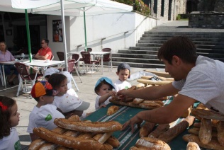 Niños en el puesto de pan