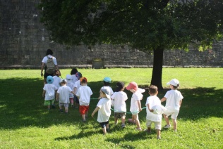 Niños y niñas de la escuela infantil