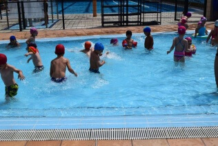 Los niños en la piscina